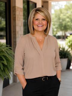  Lisa Martin Photo