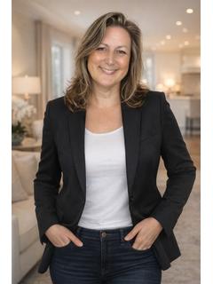  Melanie Banks Photo