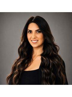  Stephanie Arano Photo