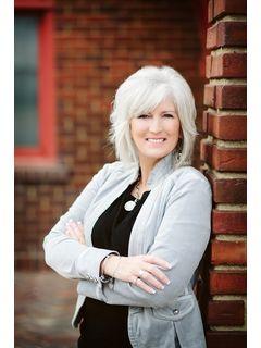  Ashleigh Collins of Team 2 Real Estate Photo