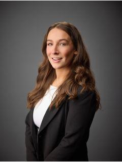  Chloe Shultz Photo