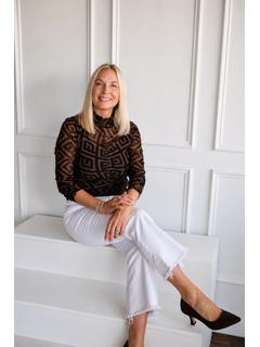  Nikki Barnett Photo