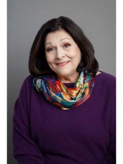  Stephanie Lucchino Photo