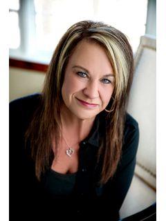 Tina Gunnare of CENTURY 21 Real Estate Associates photo