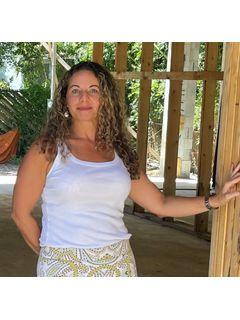 Nicole Gossett of CENTURY 21 LIST with BEGGINS photo