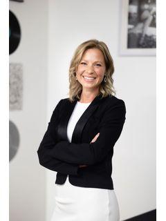 Brooke Saunderson of CENTURY 21 Leah's Signature photo