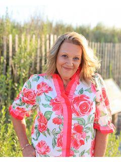 Danielle Stewart of CENTURY 21 Collective photo