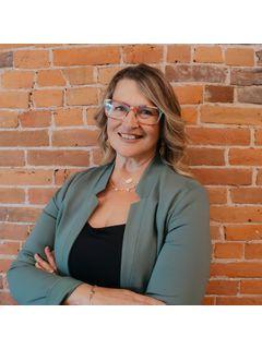 Roxanne Gartner of CENTURY 21 Signature Real Estate photo