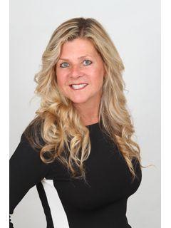 Cindy Berg of CENTURY 21 Discovery photo