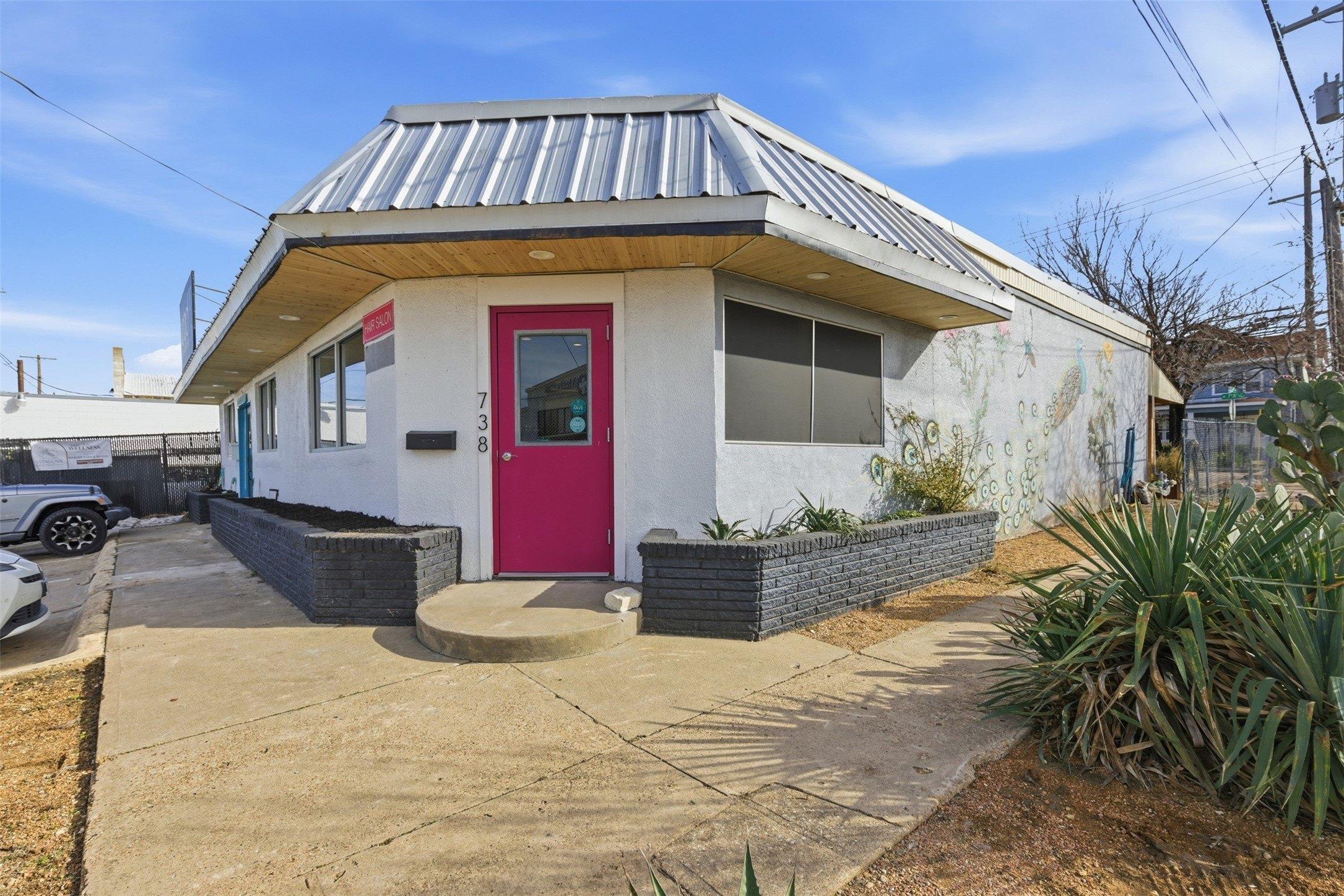 Property Image for 738 W Davis Street