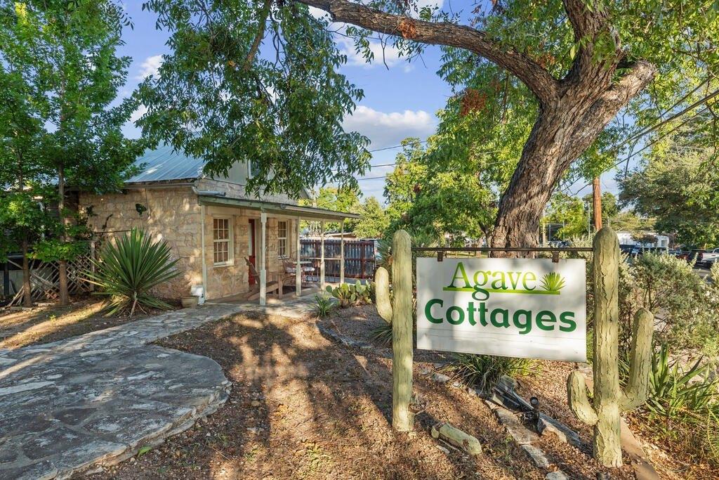 Property Image for 208 E San Antonio St