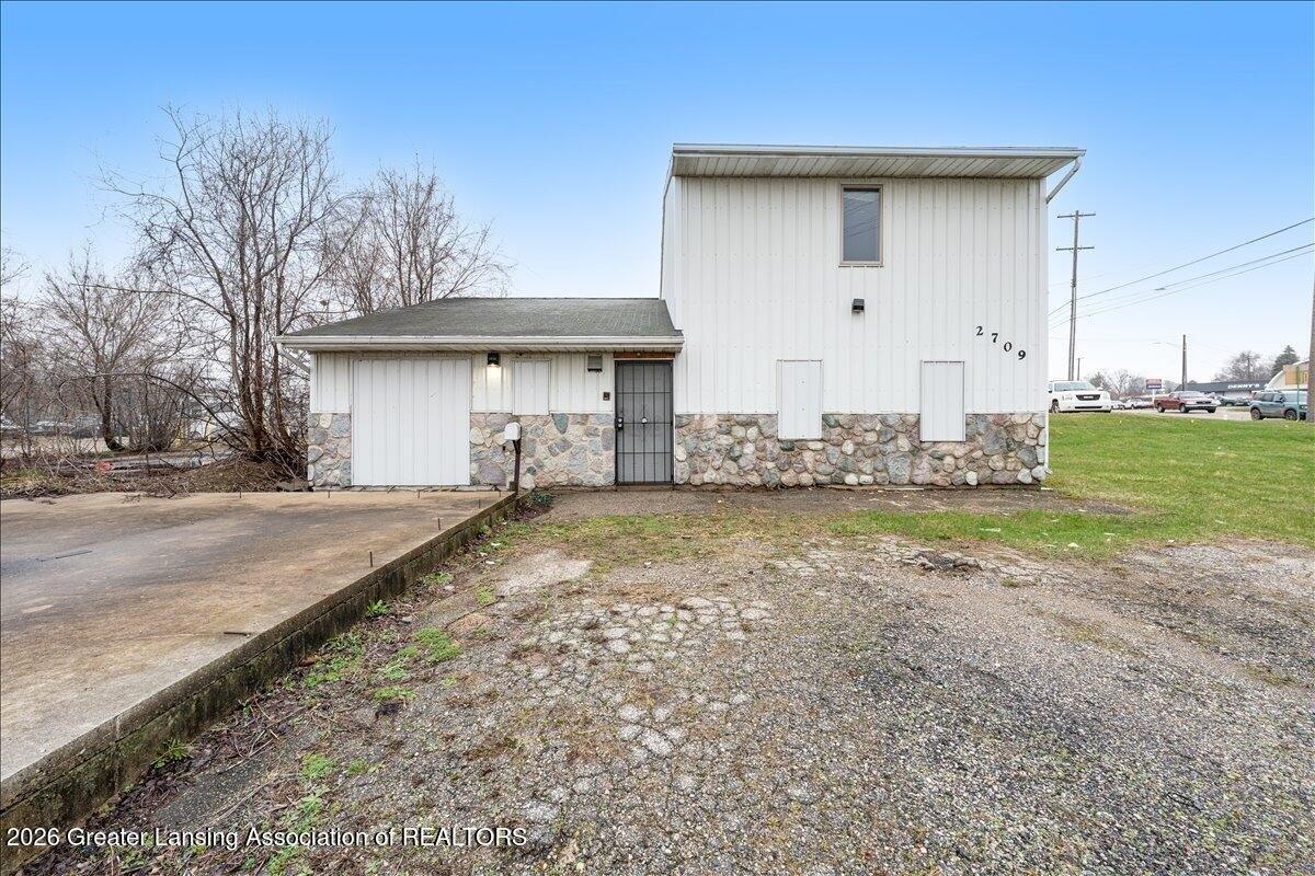 Property Image for 2709 N Grand River Avenue
