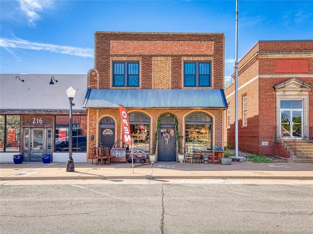 Property Image for 218 W Broadway Avenue
