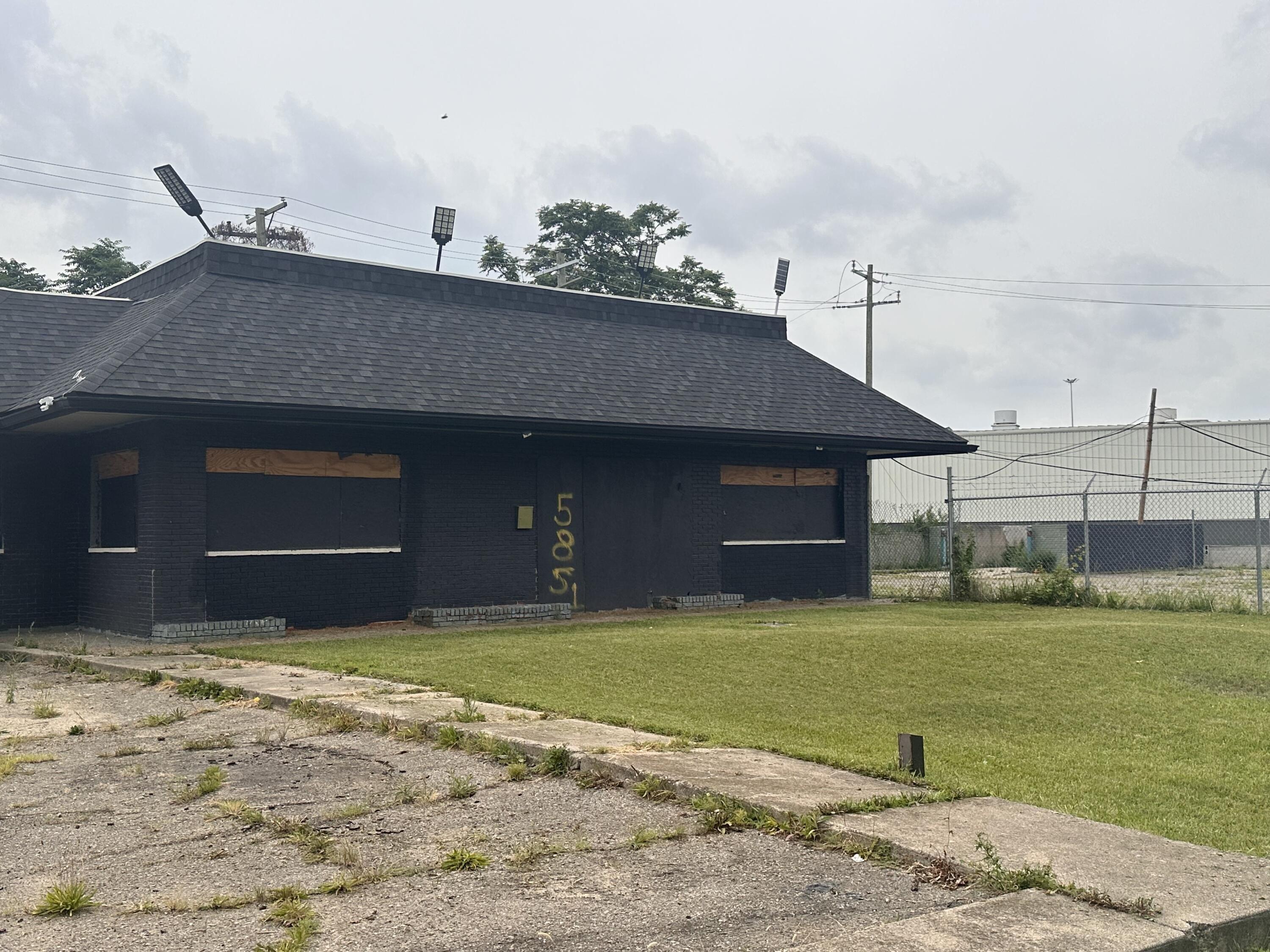 Property Image for 5851 W Warren Avenue