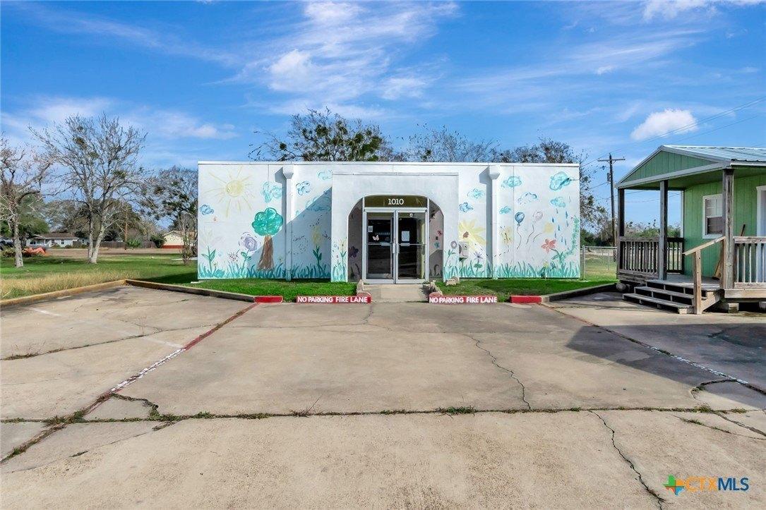 Property Image for 1010 S Wells St, Edna, TX 77957
