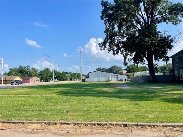 Property Image for 418 E 7th Street