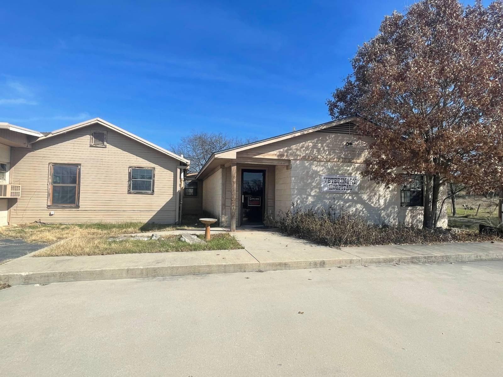 Property Image for 1312 N Us Hwy 281
