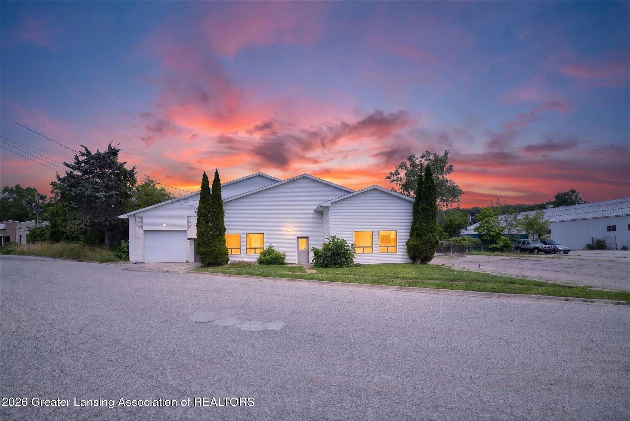 Property Image for 2320 N Grand River Avenue