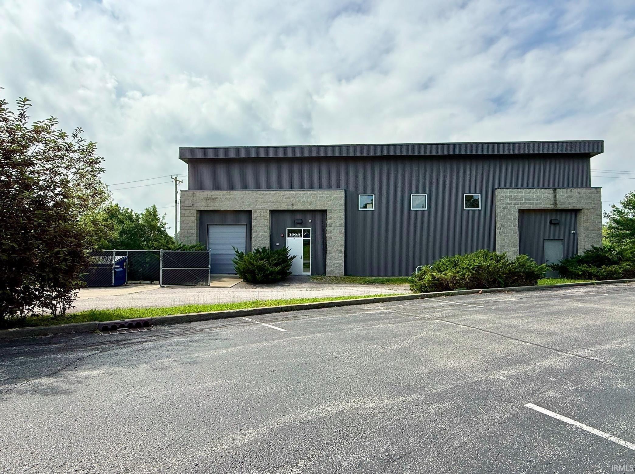 Property Image for 1499 W Bloomfield Road