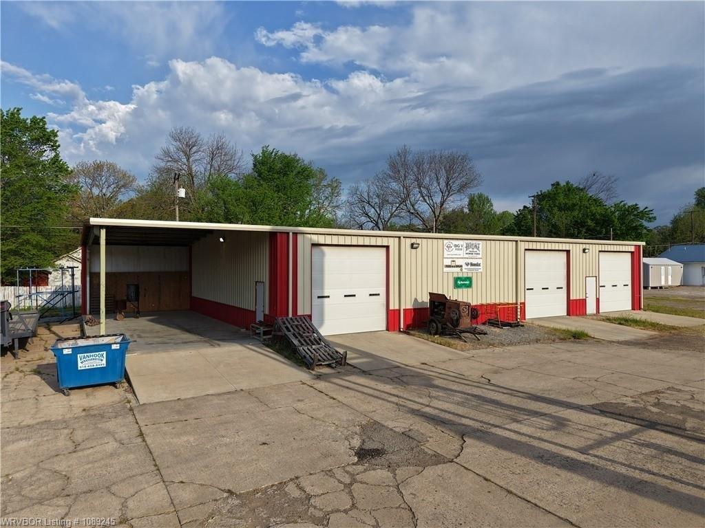 Property Image for 910 W 1st ST