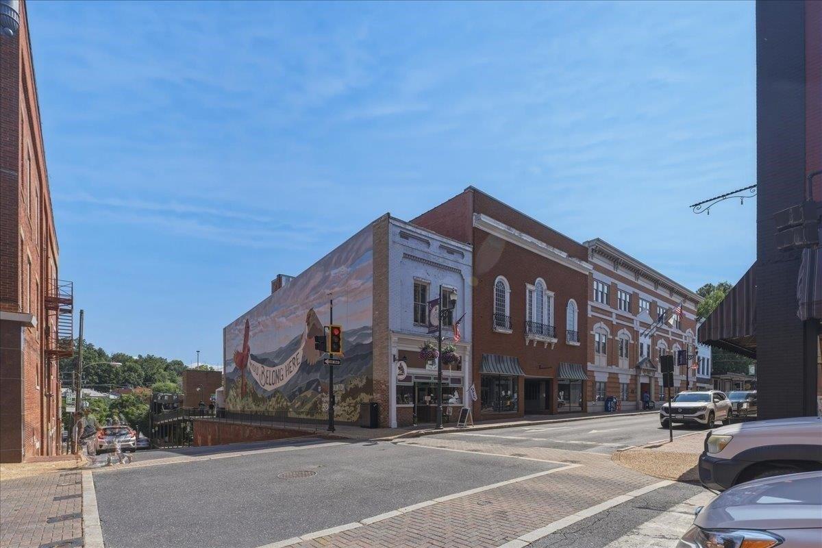 Property Image for 102 W Beverley St
