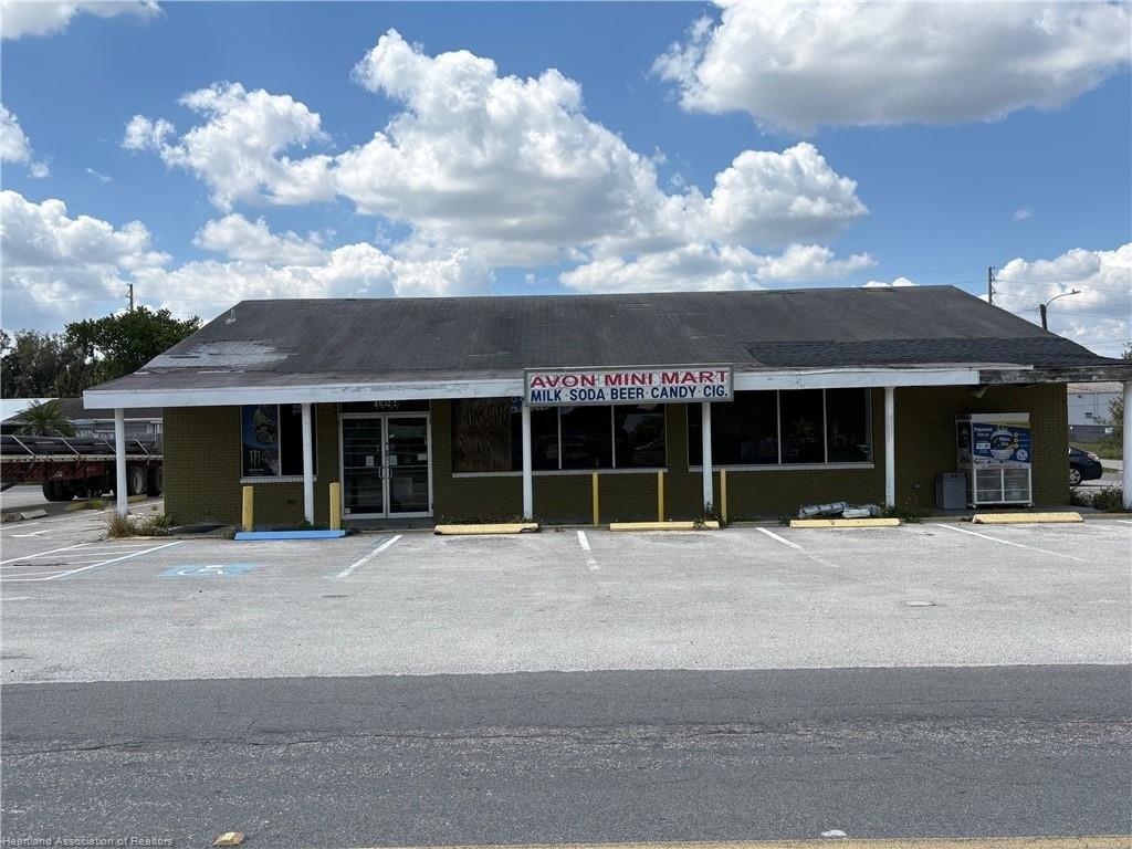 Property Image for 1499 N Lake Avenue