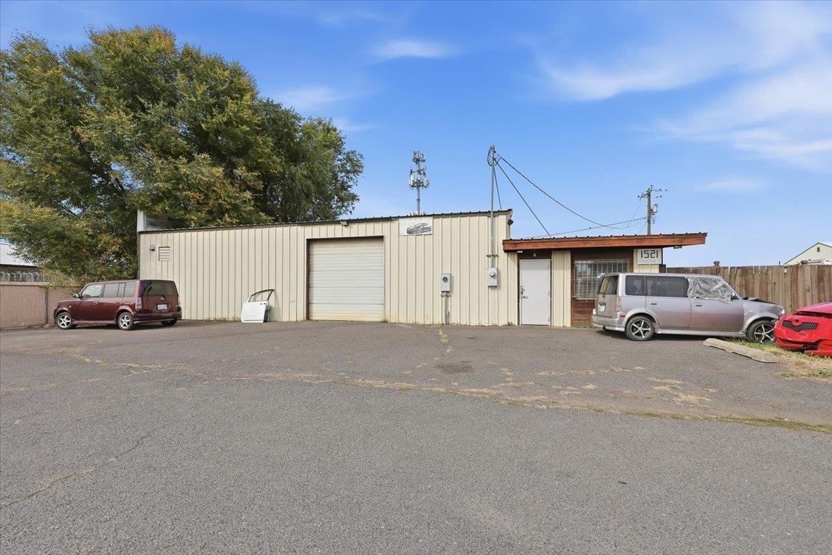 Property Image for 1521 E Houston Ave